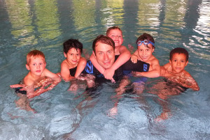 Kinder-Schwimmen Anfängergruppe mit Schwimmtrainer