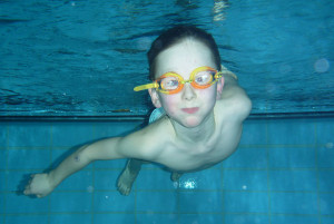 Kinder-Schwimmkurs Fortgeschrittener Schüler beim Tauchen